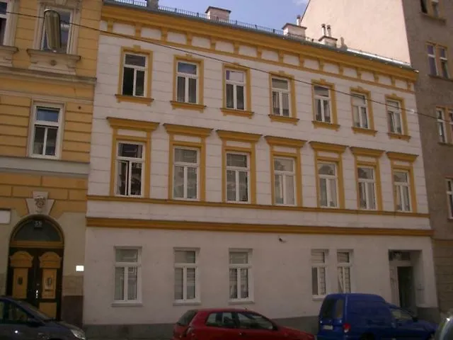 Freundliches Mit Innenhof-garten Апартаменти *