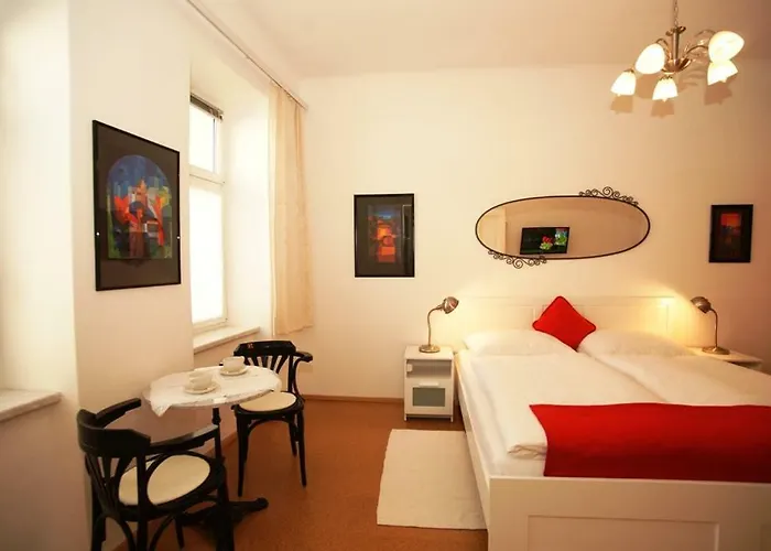 Freundliches Mit Innenhof-garten Апартаменти *