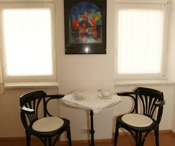 Freundliches Mit Innenhof-garten Апартаменти