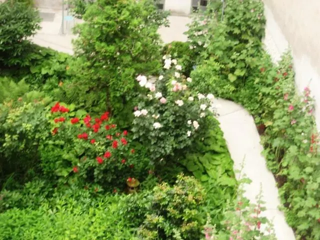 Апартаменти Freundliches Mit Innenhof-garten