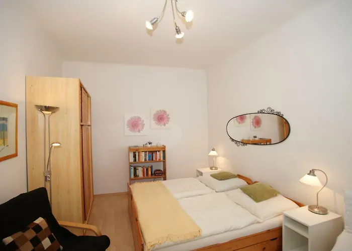 Freundliches Mit Innenhof-garten Апартаменти *